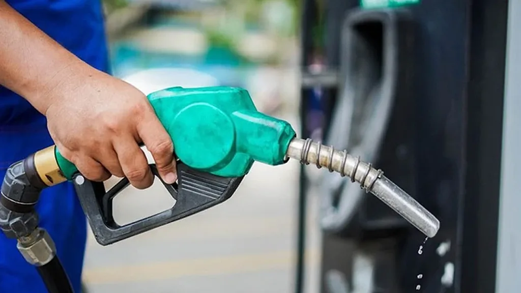 Giá xăng dầu hôm nay 2/7: Giảm mạnh kỷ lục