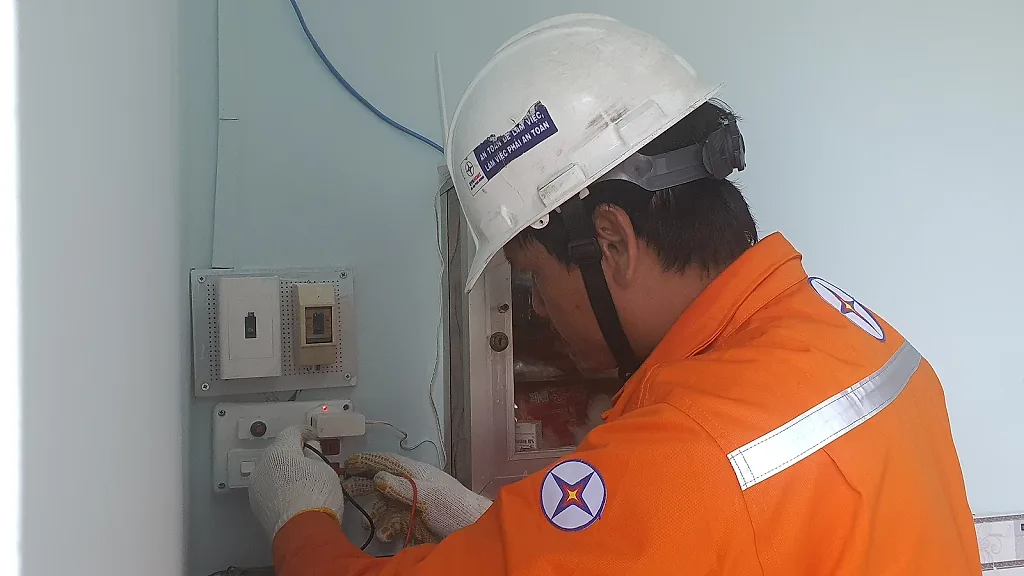 EVNHCMC triển khai dịch vụ lắp đặt, thay dây dẫn sau công tơ điện