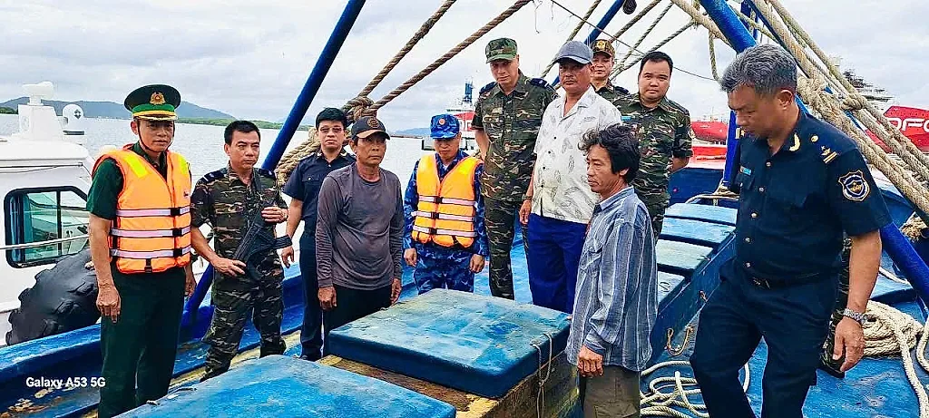 Bắt giữ tàu cá vận chuyển 30.000 lít dầu DO không rõ nguồn gốc