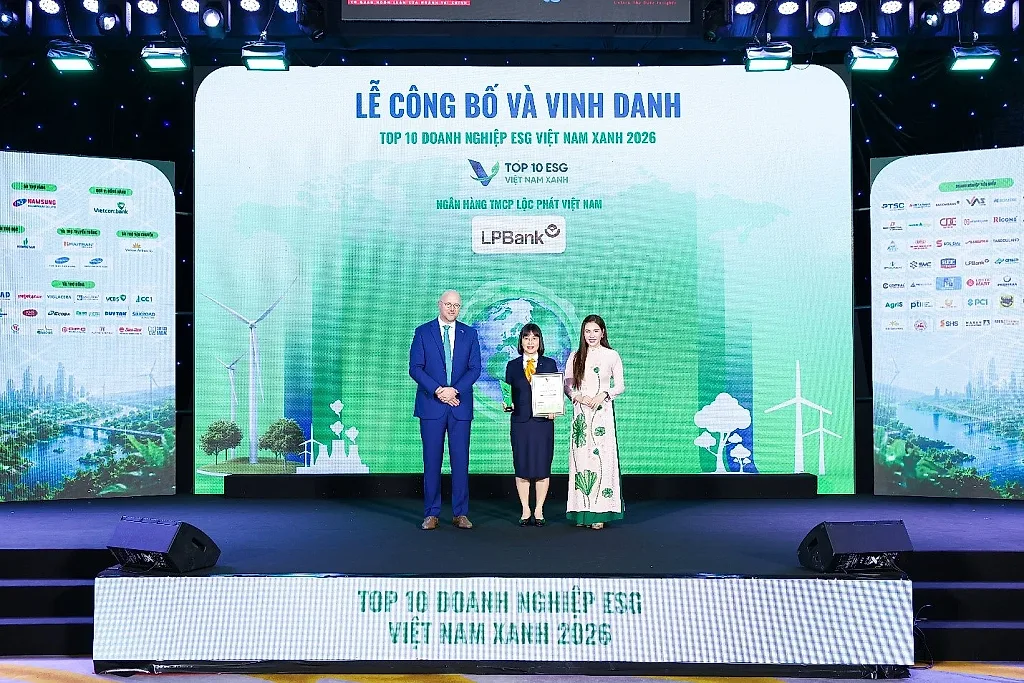 Bà Nguyễn Ánh Vân - Phó Tổng Giám đốc LPBank (ở giữa) đại diện ngân hàng nhận giải Top 10 Ngân hàng ESG Việt Nam Xanh 2026
