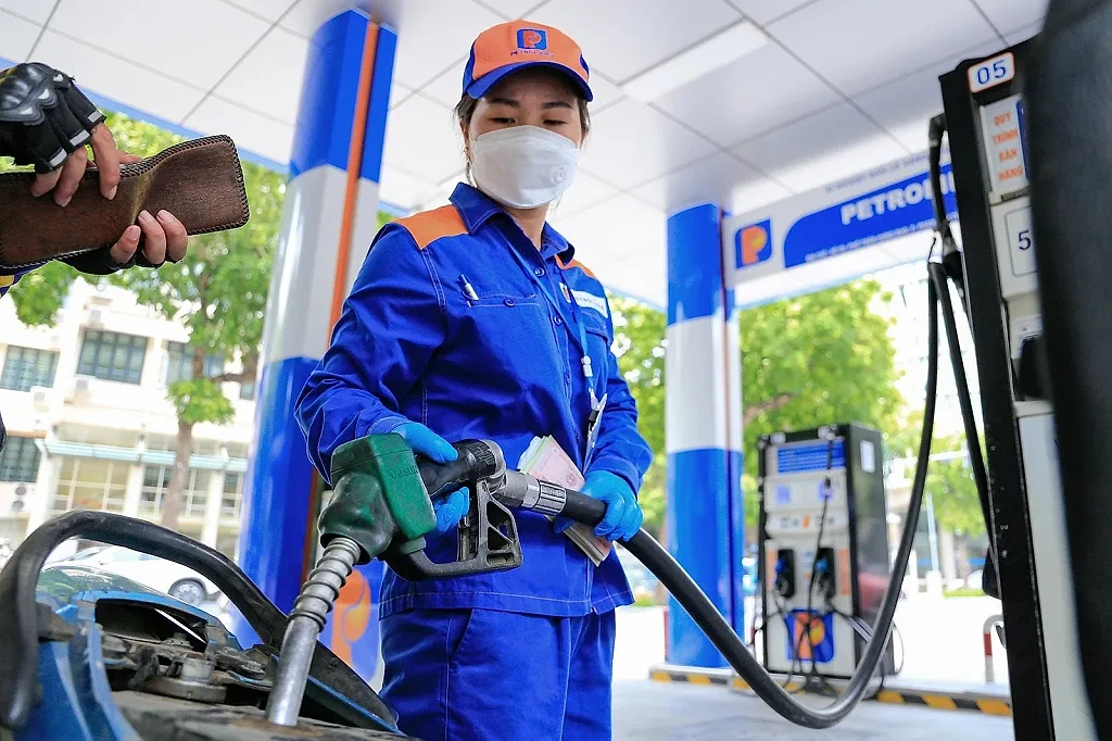 Bộ Công Thương: Không để lợi dụng giá xăng dầu giảm để "neo" giá hàng hóa bất hợp lý