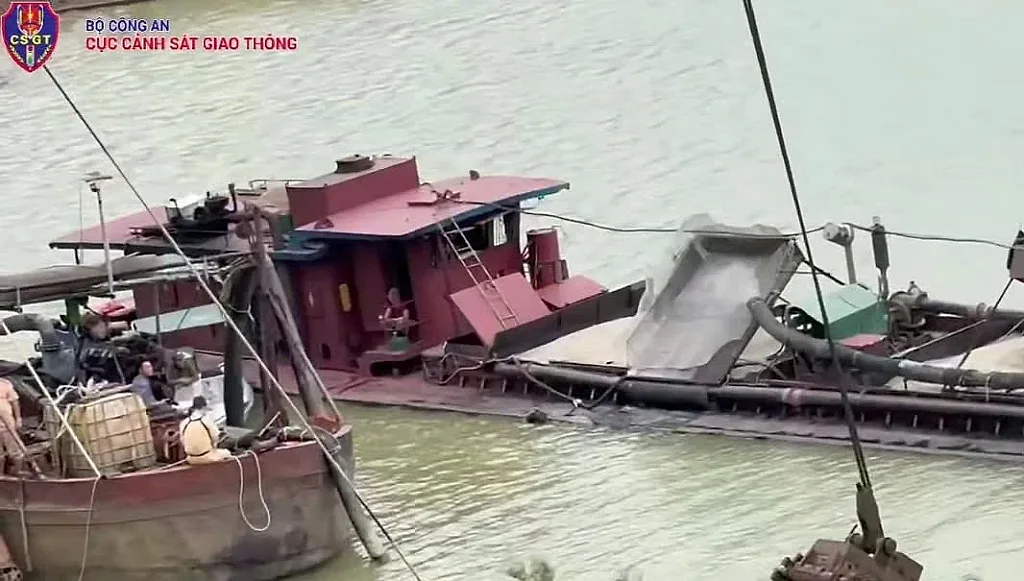 Bắt quả tang 6 tàu khai thác, vận chuyển cát trái phép trên sông Lam