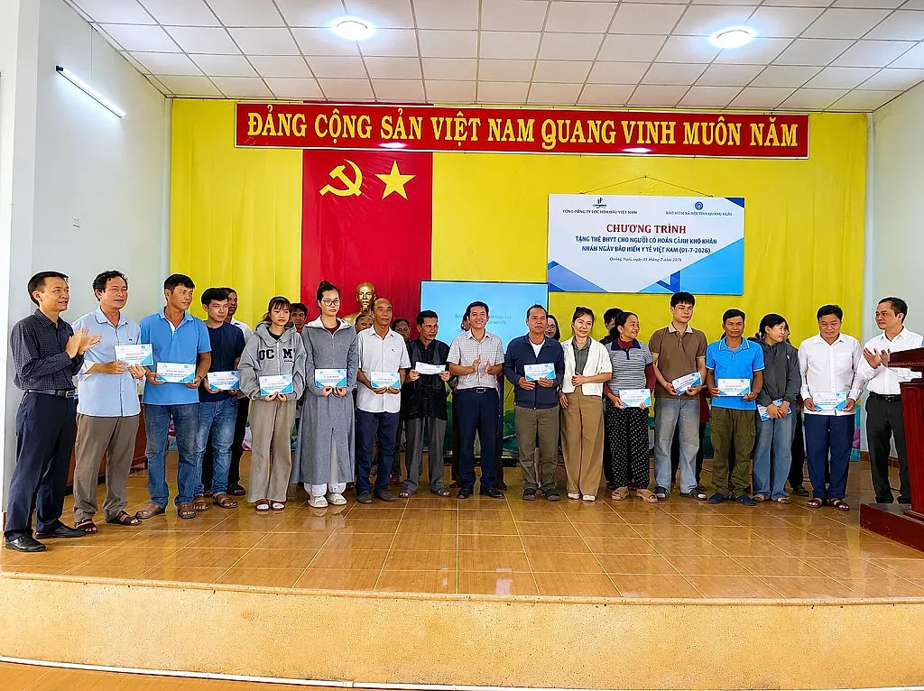BSR tặng hàng trăm thẻ bảo hiểm y tế cho người nghèo