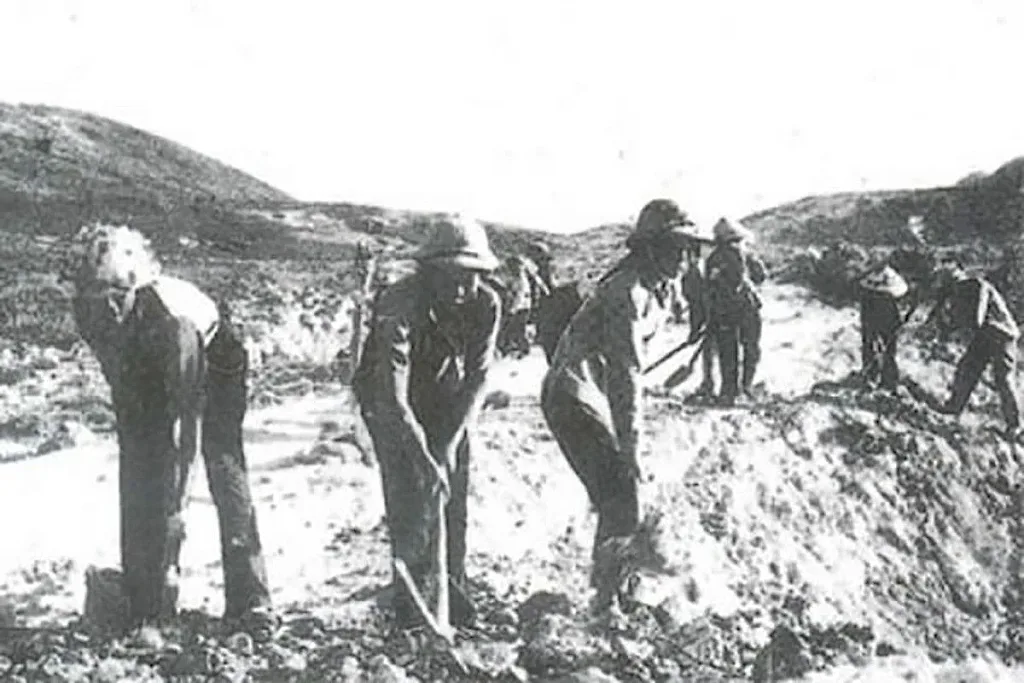 7--thanh-nien-xung-phong-san-duong-giu-vung-mach-mau-giao-thong-qua-truong-bon--anh-tu-lieu.jpg