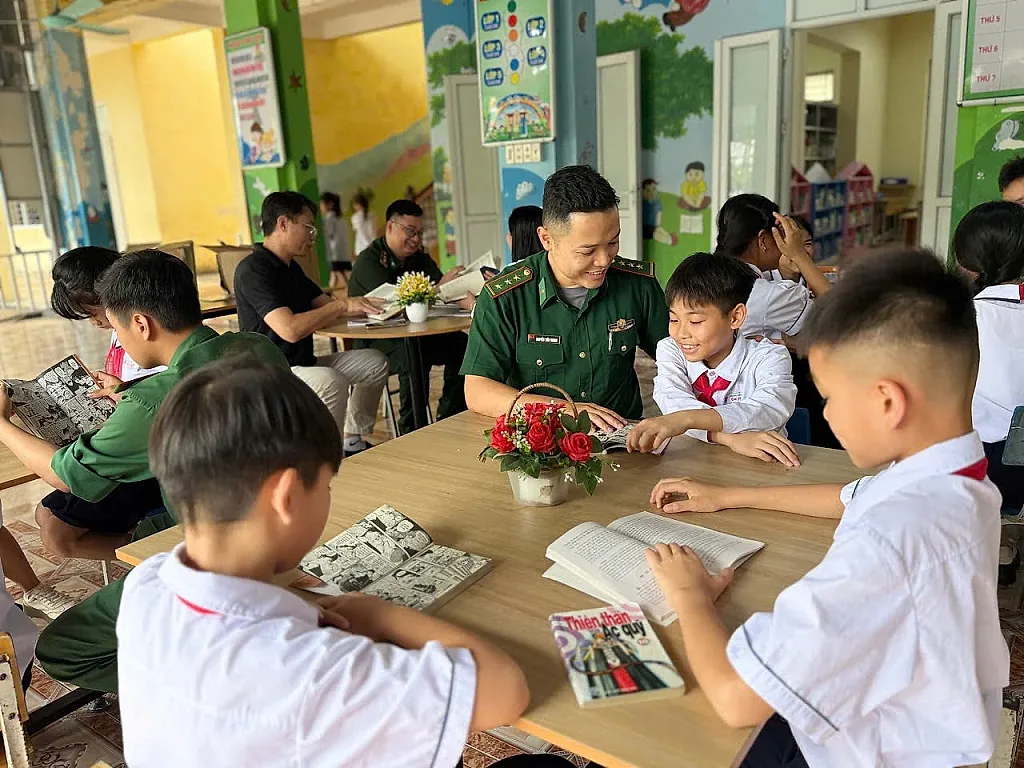 Tủ sách biên phòng gieo mầm văn hóa đọc cho học sinh vùng biên