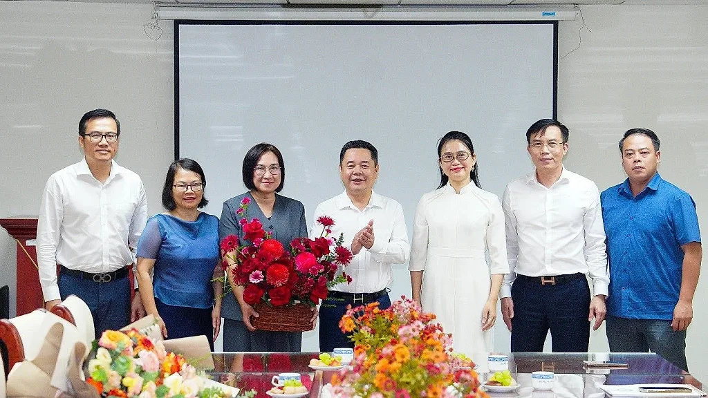 10.7-4-pho-thong-doc-nguyen-ngoc-canh-trao-quyet-dinh-bo-nhiem-pho-vu-truong-vu-hop-tac-quoc-te.jpg