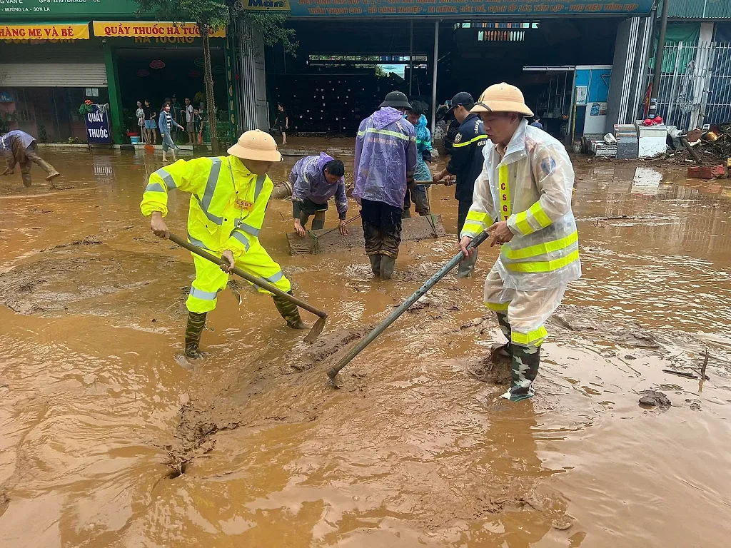 Công an Sơn La khẩn trương hỗ trợ người dân khắc phục hậu quả mưa lũ