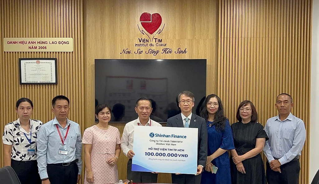 Shinhan Finance trao tặng 100 triệu đồng, đồng hành cùng Quỹ mổ tim tại Viện Tim TP. Hồ Chí Minh