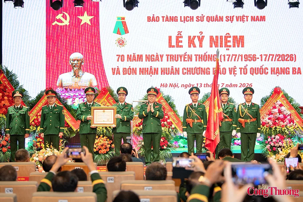 Bảo tàng Lịch sử Quân sự Việt Nam nhận Huân chương Bảo vệ Tổ quốc hạng Ba