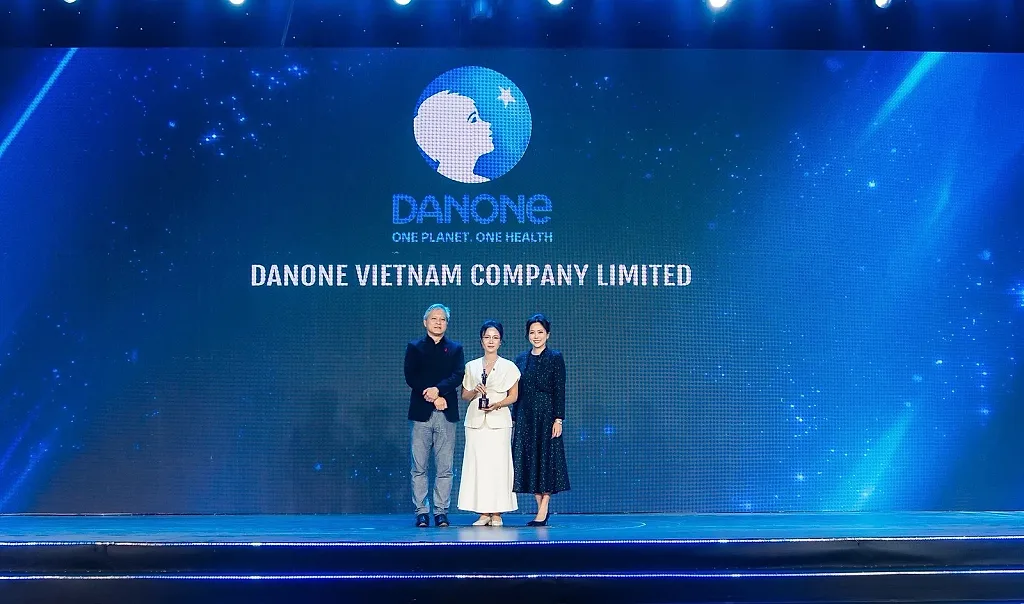 ba-tran-thi-hoang-thu-tong-giam-doc-danone-viet-nam-dai-dien-nhan-giai-thuong-tu-hr-asia.jpg