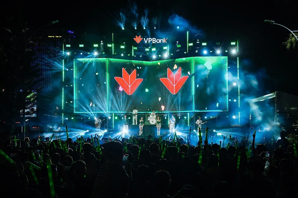 Hàng nghìn bạn trẻ “cháy” hết mình trong không gian âm nhạc bùng nổ “VPBank Live the Vibe - Move Together”
