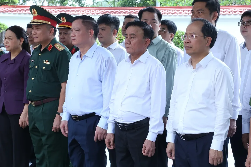 Thường trực Ban Bí thư Trần Cẩm Tú dâng hương tưởng niệm Anh hùng liệt sĩ tại Ngã ba Đồng Lộc