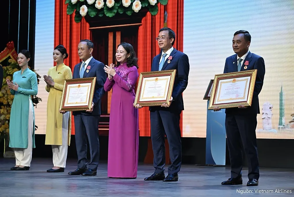Vietnam Airlines được trao Huân chương Lao động hạng Ba vì thành tích phát triển bền vững