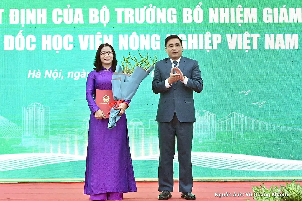 Học viện Nông nghiệp Việt Nam trao quyết định về công tác cán bộ