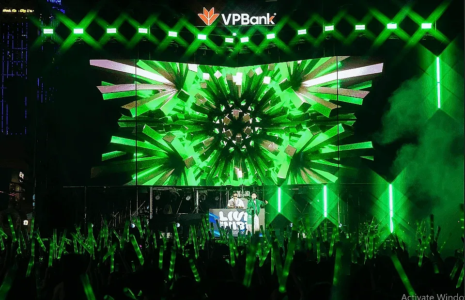 “VPBank tới rồi, mở ‘lời’ ngay thôi” đến Tây Đô: Đi siêu thị mở thẻ, ghé bến Ninh Kiều xem concert