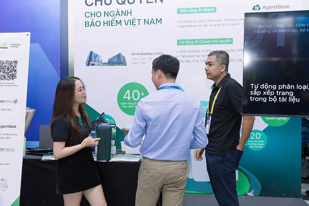 anh-tung-va-mkt-tai-booth(1).jpg