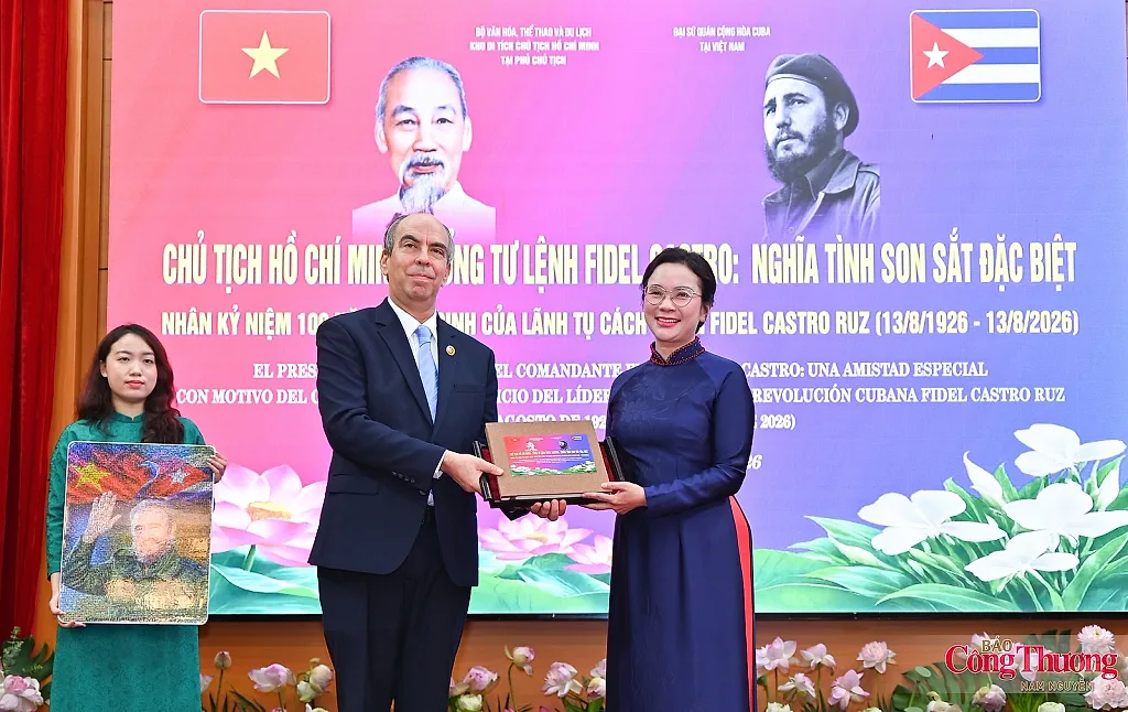 Trưng bày 100 ảnh tư liệu về Chủ tịch Hồ Chí Minh và Tổng Tư lệnh Fidel Castro — Khu Di tích Chủ tịch Hồ Chí Minh tại Phủ Chủ tịch