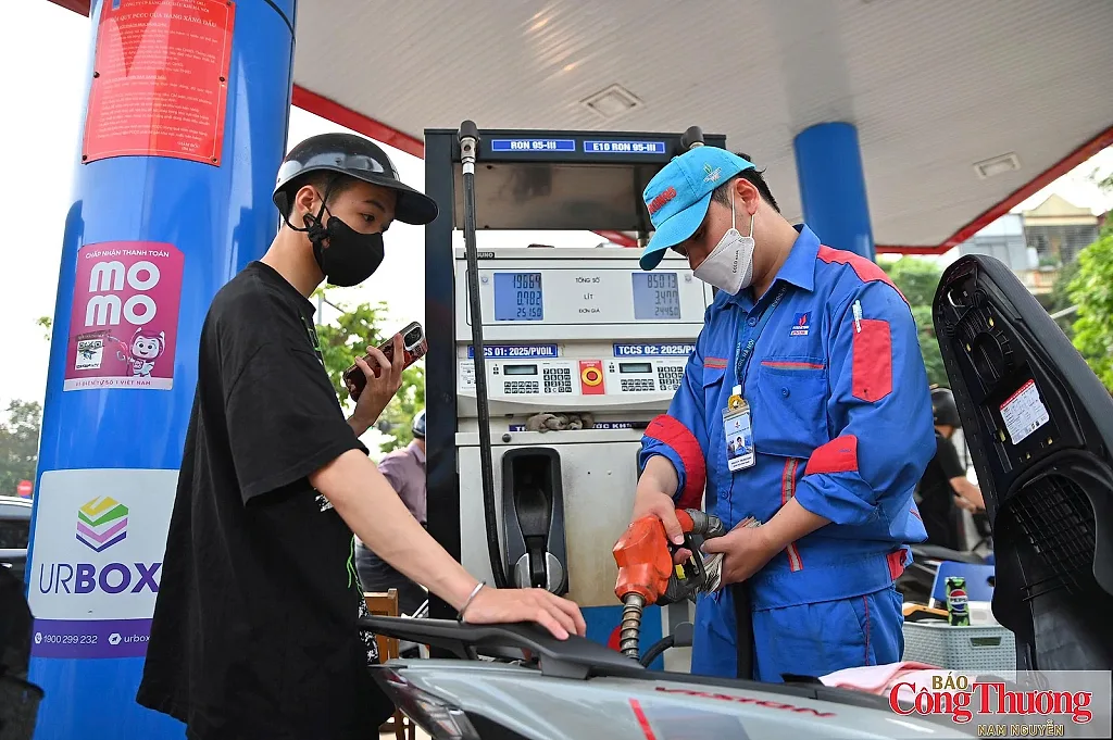 Giá xăng E5RON92 giảm 493 đồng/lít từ 15h ngày 13/8