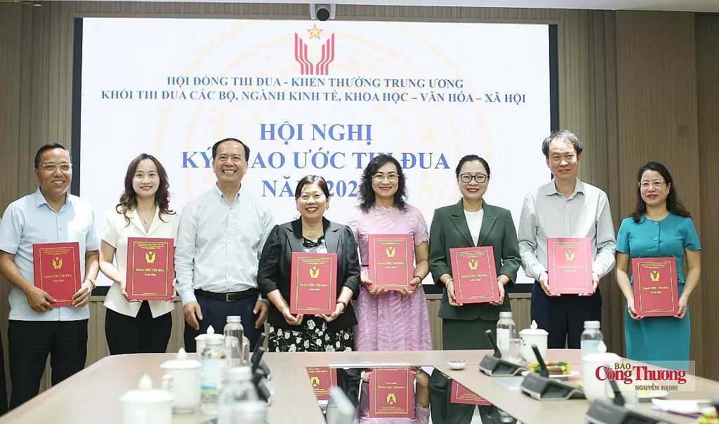 Khối thi đua các Bộ, ngành kinh tế, khoa học - văn hóa - xã hội gắn phong trào thi đua với nhiệm vụ chính trị