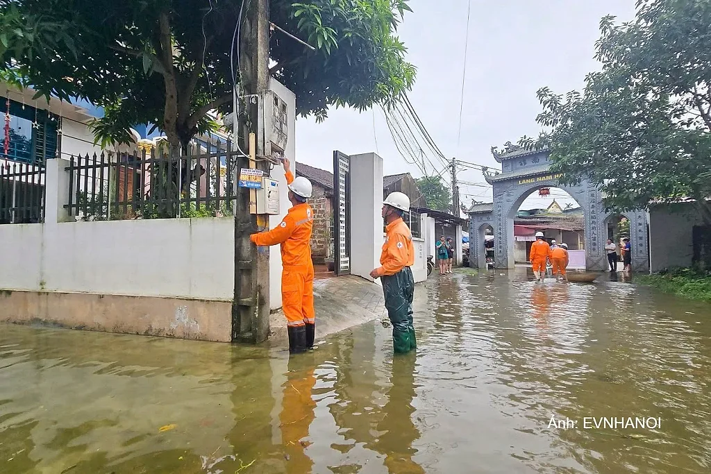 EVNHANOI đảm bảo an toàn điện tại khu vực nước sông dâng cao