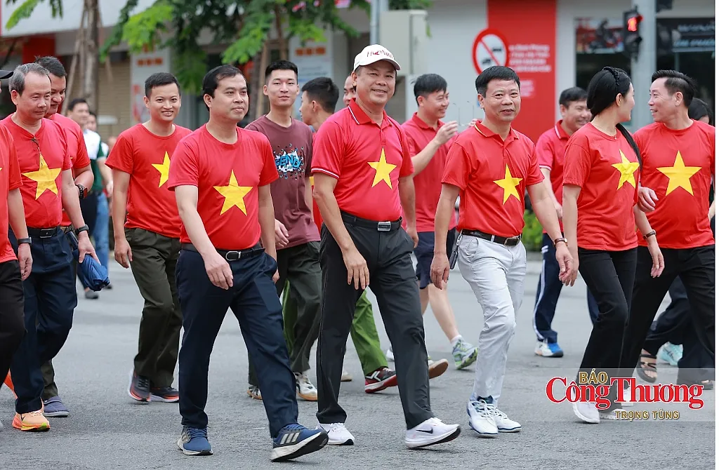 Hà Tĩnh: Gần 10.000 người sải bước ‘Cùng Việt Nam tiến bước’
