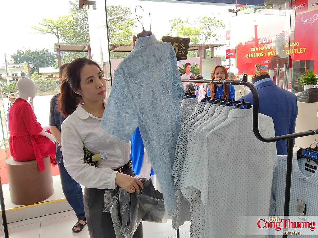 8 tháng, bán lẻ hàng hóa tiếp tục tăng trưởng 2 con số