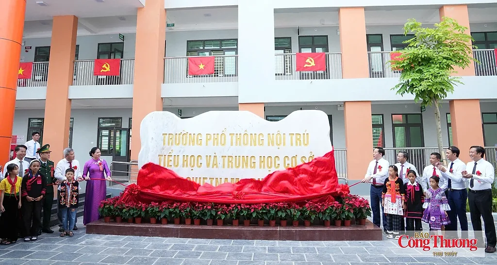 Ngày khai trường đặc biệt của học sinh nơi biên cương Lai Châu
