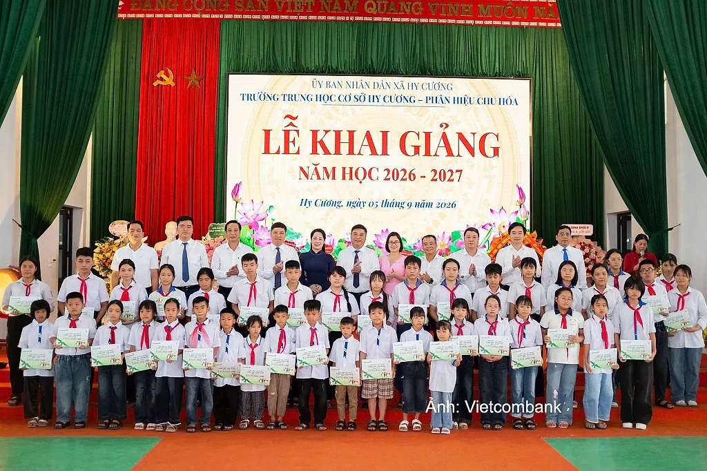 Vietcombank trao 7.350 suất học bổng 'Cùng em tiến bước' nhân dịp năm học mới