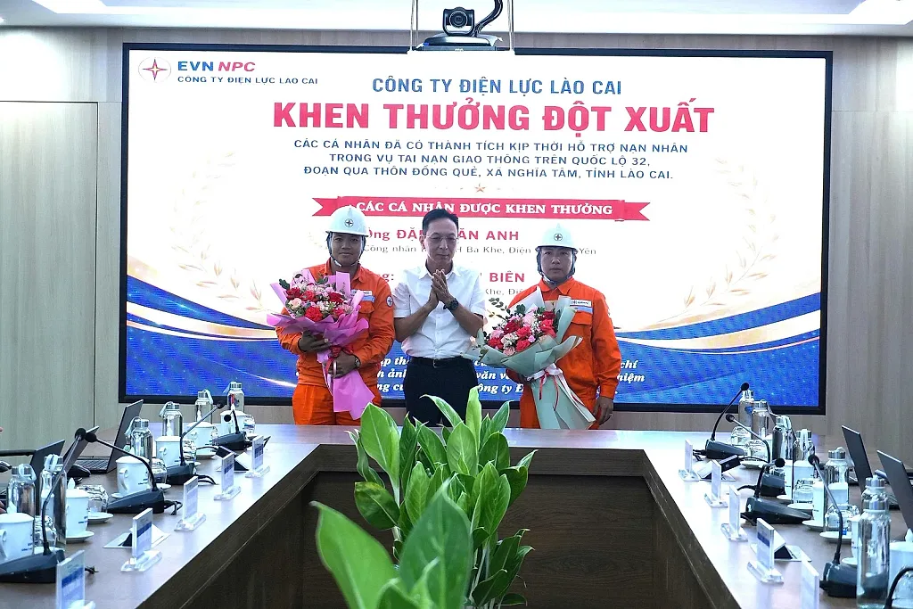 Khen thưởng hai nhân viên Điện lực Lào Cai có hành động đẹp giúp người gặp nạn