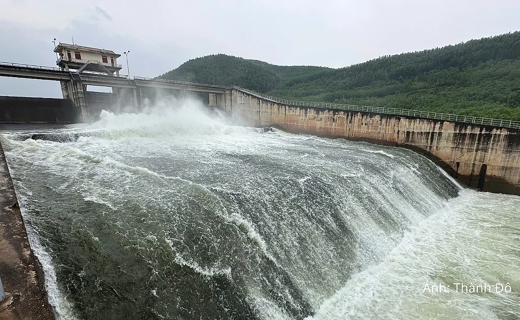 Hà Tĩnh mưa lớn, nhiều hồ thủy lợi vận hành xả nước