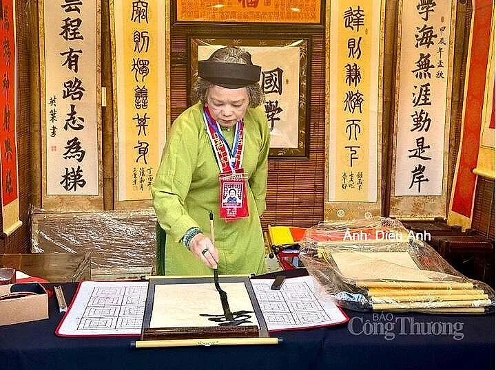 Trải nghiệm làm trống và viết thư pháp tại Văn Miếu - Quốc Tử Giám