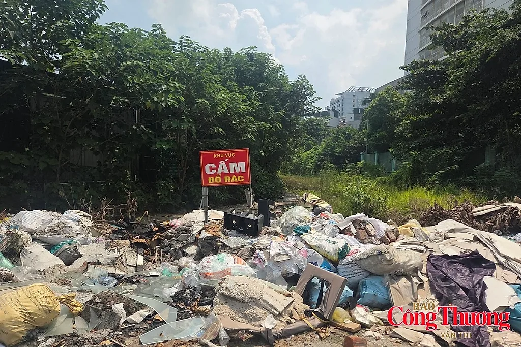 Nhếch nhác bãi rác tự phát ven đường Phạm Văn Đồng