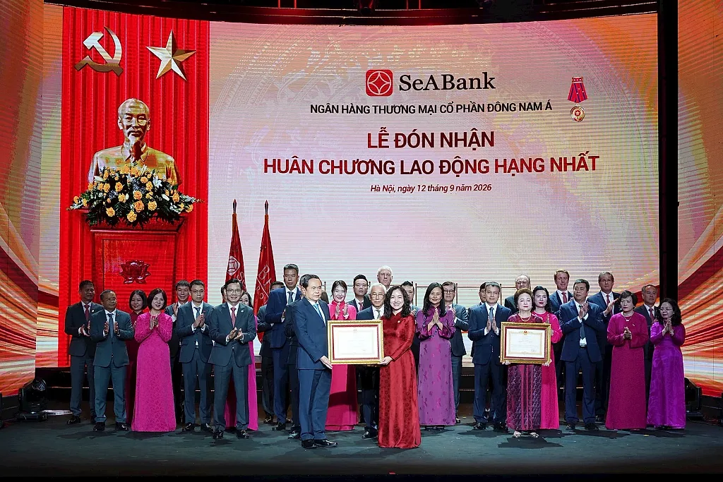 anh-2-ba-le-thu-thuy-pho-chu-tich-hdqt-seabank-dai-dien-ngan-hang-don-nhan-huan-chuong-lao-dong-hang-nhat.jpg