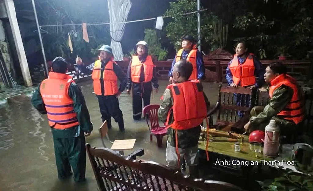 Công an Thanh Hóa 'xuyên đêm' sơ tán 13 hộ dân khỏi vùng lũ
