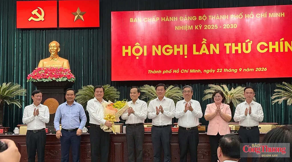 Ban Chấp hành Đảng bộ TP. Hồ Chí Minh chúc mừng tân Phó Bí thư Thành ủy Nguyễn Sinh Nhật Tân