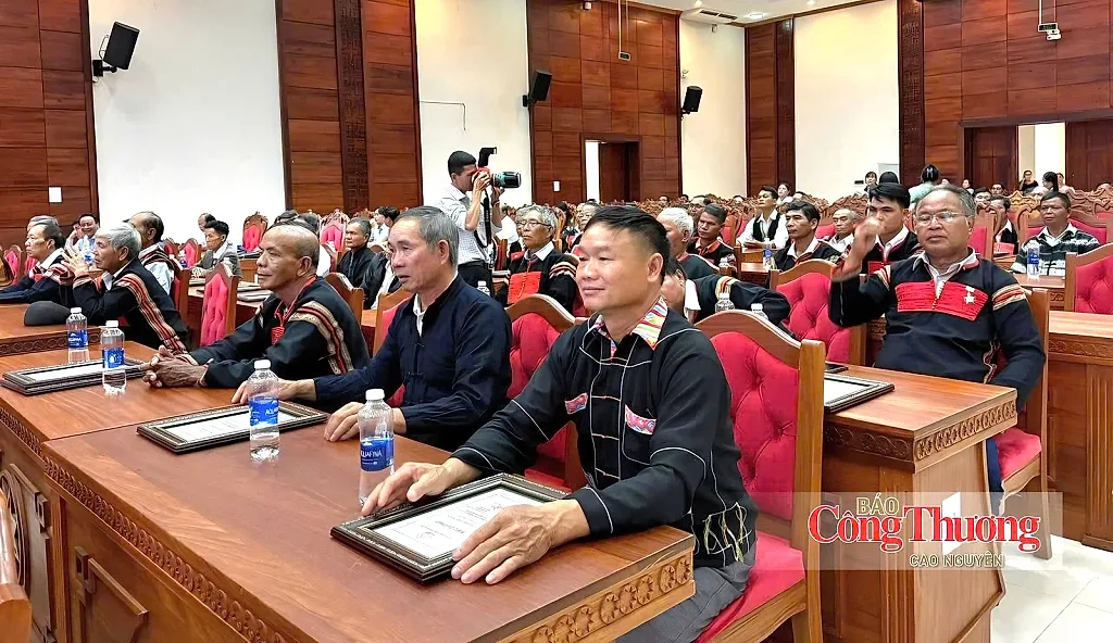 Đắk Lắk tôn vinh 220 già làng, trưởng thôn, người có uy tín