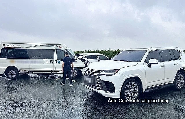 Tạm giữ hình sự tài xế xe Lexus lạng lách gây tai nạn trên cao tốc