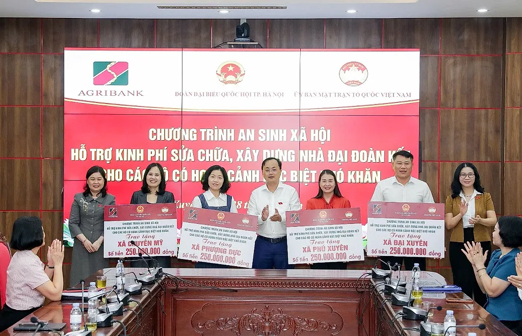 Agribank cùng Đoàn đại biểu Quốc hội TP. Hà Nội trao 1 tỷ đồng hỗ trợ xây dựng Nhà Đại đoàn kết