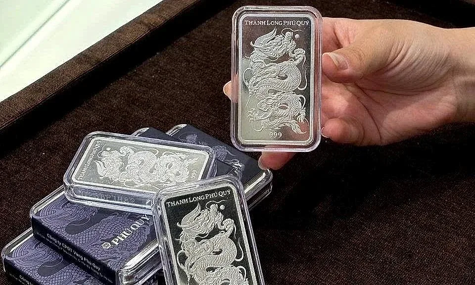 Giá bạc trong nước giảm, chênh lệch với thế giới gần 8 triệu đồng/kg