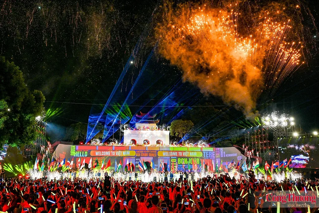 Rực rỡ sắc màu văn hóa năm châu trong đêm khai mạc Lễ hội Văn hóa Thế giới 2026