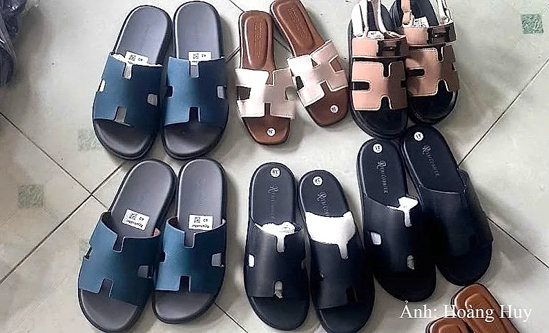 Quảng Ninh: Thu giữ 185 đôi dép Hermès nghi giả mạo