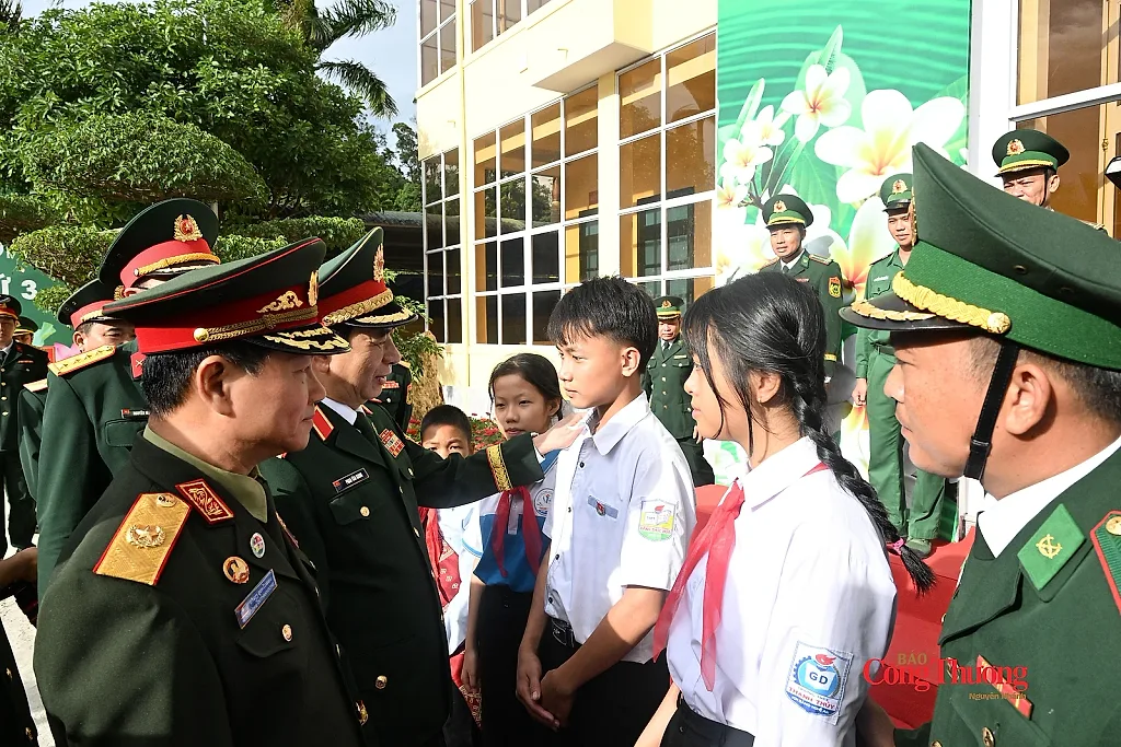 Thắp sáng 'thế trận lòng dân' từ những người con nuôi đồn Biên phòng