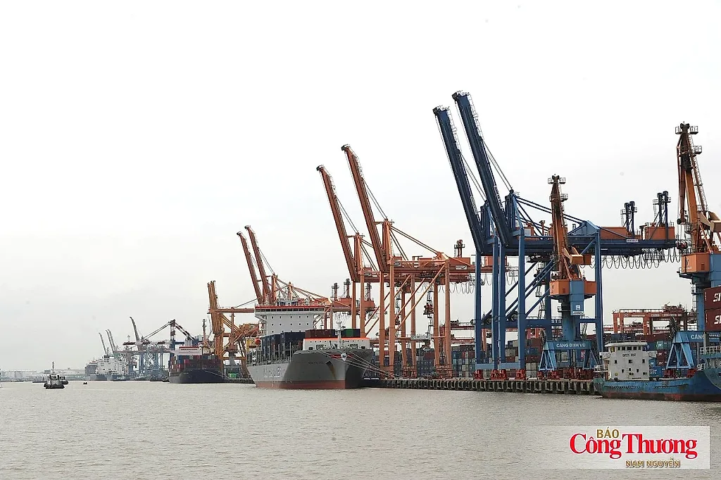 Xuất siêu trở lại sau 9 tháng liên tiếp nhập siêu