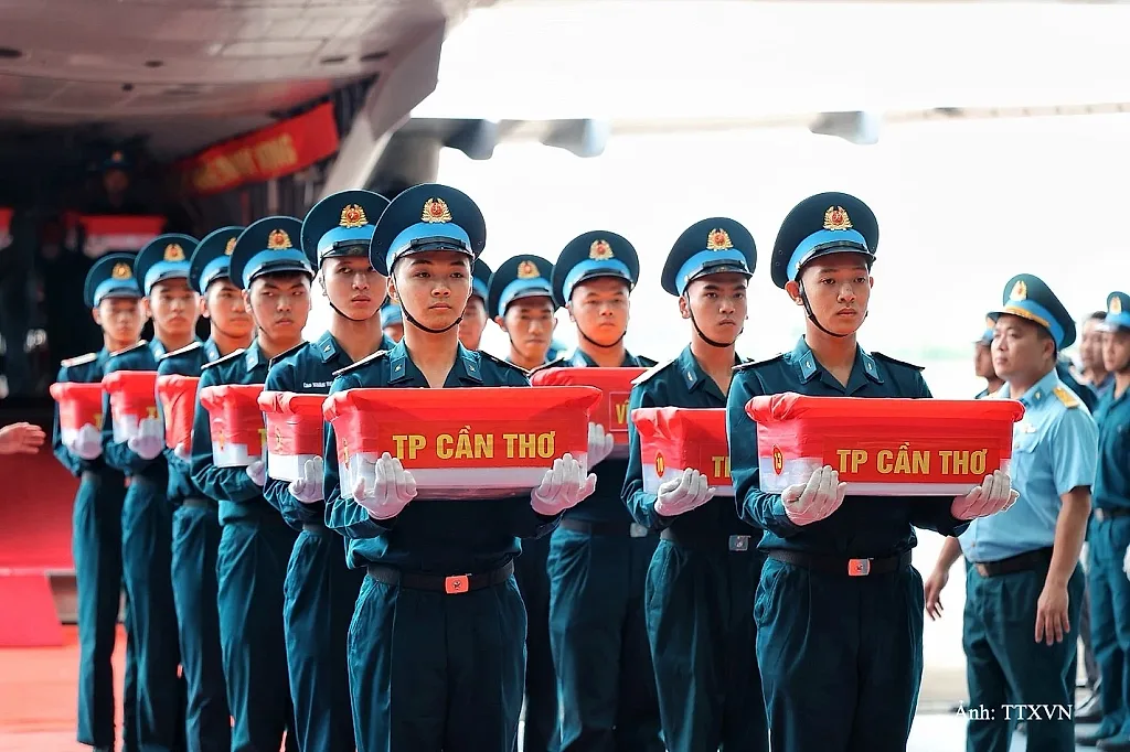 Máy bay quân sự đưa hơn 15.000 mẫu hài cốt liệt sĩ ra Hà Nội giám định ADN