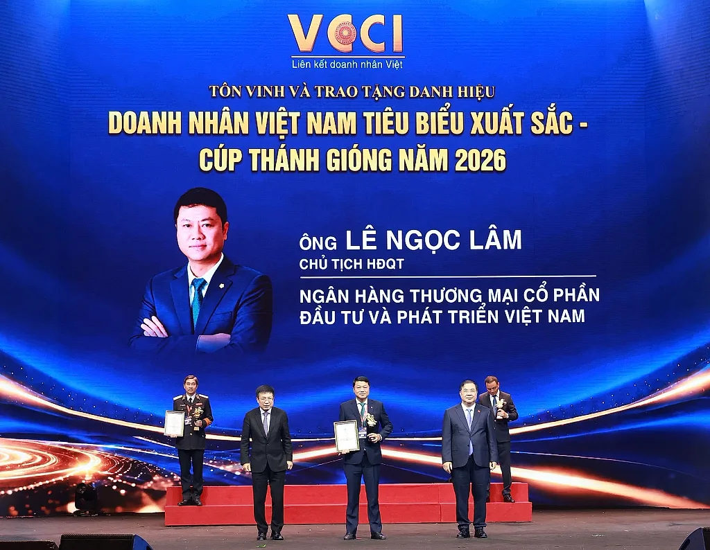 bidv.1cdn.vn-2026-10-12-_ong-le-ngoc-lam-chu-tich-hdqt-bidv-nhan-cup-thanh-giong-va-duoc-vinh-danh-trong-top-10-doanh-nhan-viet-nam-tieu-bieu-nam-2026_2.jpg
