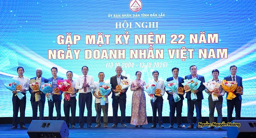 PC Đắk Lắk nhận biểu trưng Top 50 doanh nghiệp tiêu biểu tỉnh Đắk Lắk