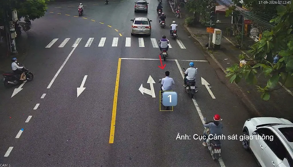 Camera AI phát hiện người đi xe máy 10 lần phạm lỗi không đội mũ bảo hiểm