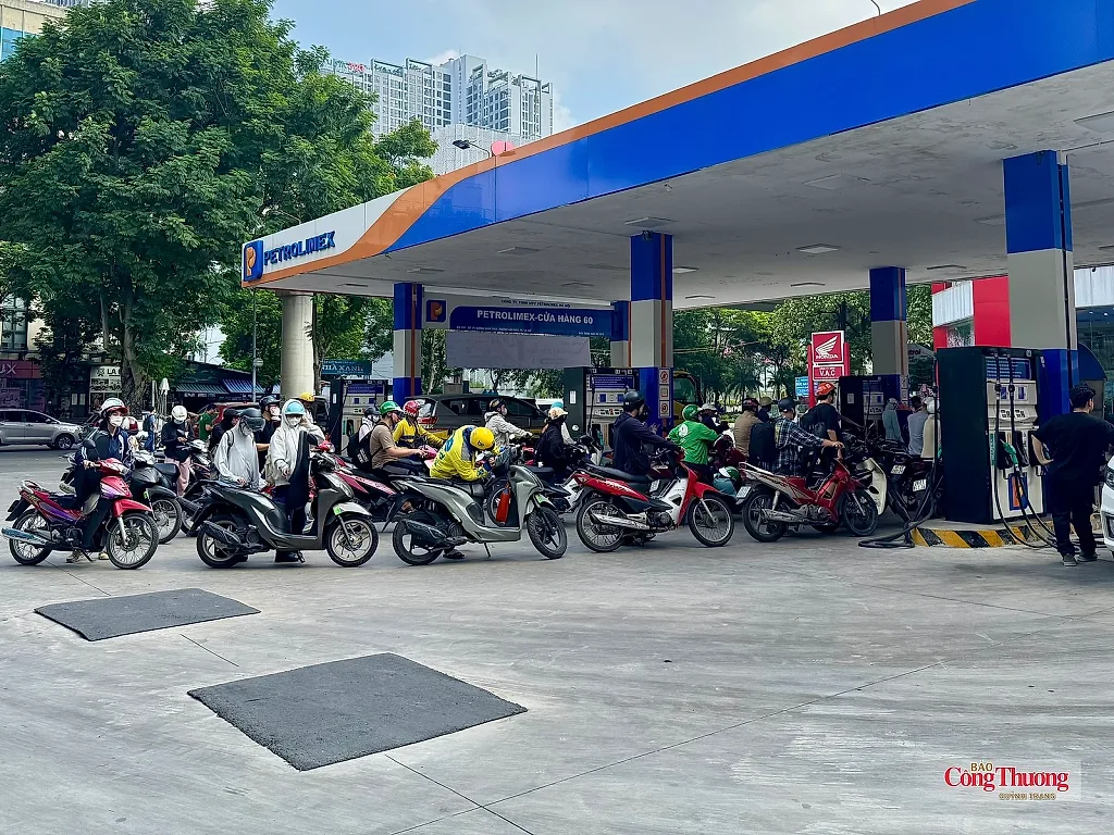 Giá xăng E10 giảm hơn 1.800 đồng/lít từ chiều 22/10