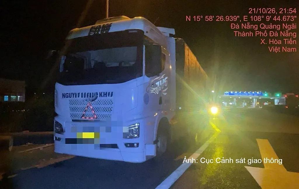 Xử phạt 2 xe đầu kéo chở hàng vượt 60% tải trọng trên cao tốc