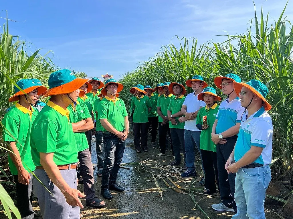 Hướng dẫn bà con nông dân kỹ thuật canh tác trên cây trồng